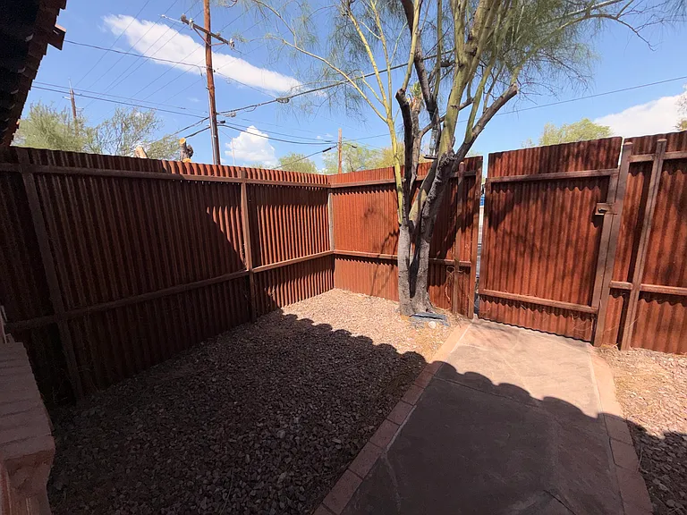 1345 E 9th St — Photo 24