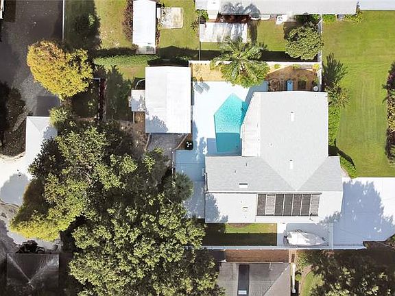 5th image of 1032 Edgewater Dr