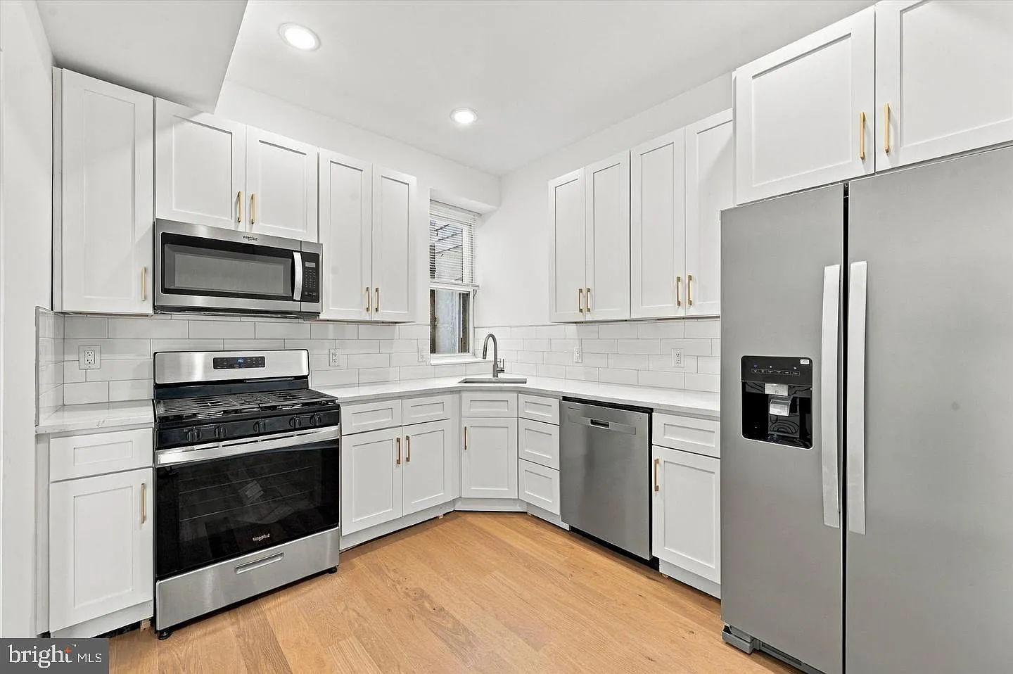 3 bed, 1.0 bath, 1872 sqft, $2,600 — Photo 3