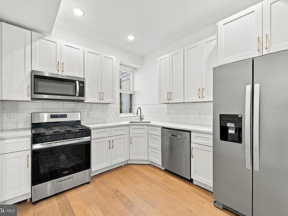3rd image of 2821 Poplar St #2