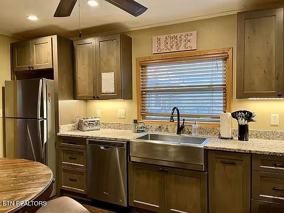2nd image of 823 E Foothills Dr
