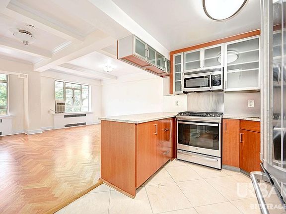 3rd image of 10 W 74th St APT 5B