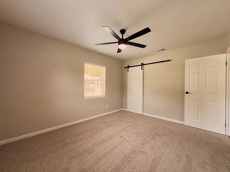 146 W Maple St — Photo 23