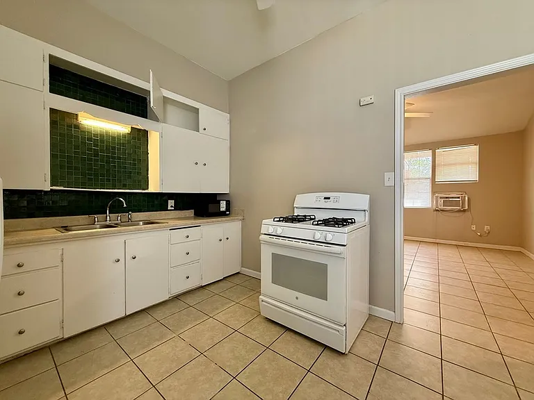 610 Burleson St — Photo 3