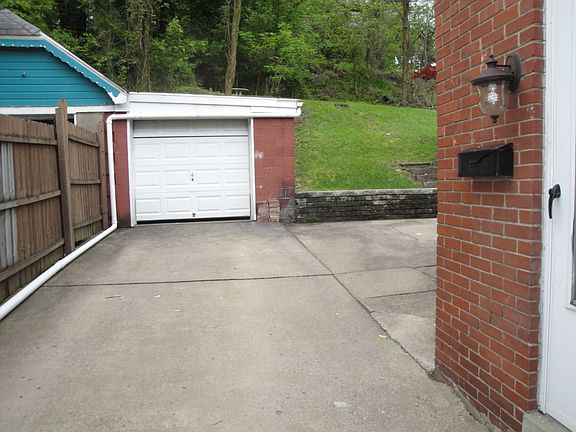 Detached Garage & Parking