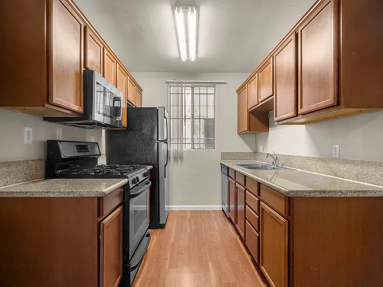 2356 Portland St — Photo 12
