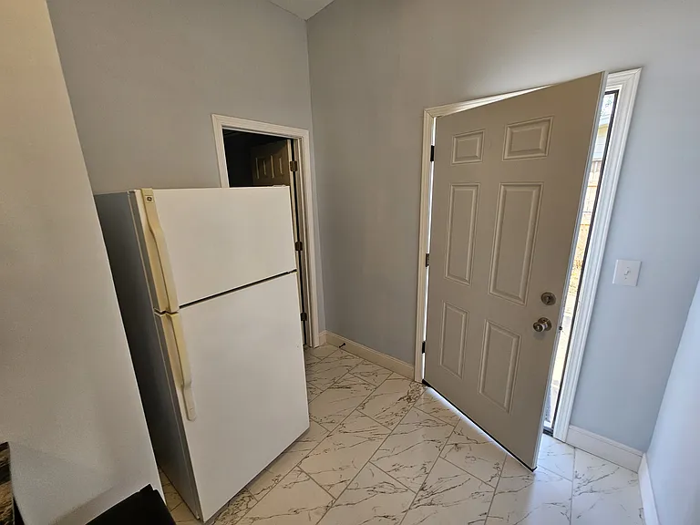 108 S Sunland Dr #C — Photo 3