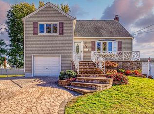 35 Linden St, Lindenhurst, NY 11757