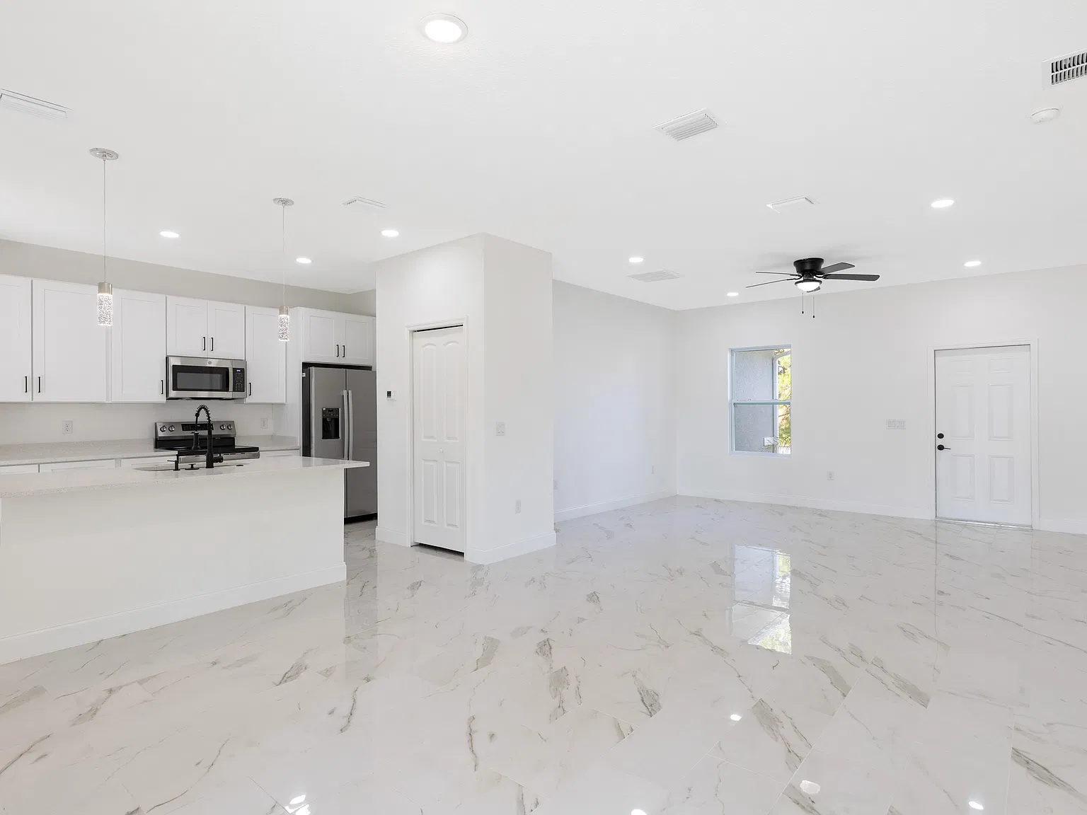 4 bed, 2.5 bath, 1681 sqft, $2,300 — Photo 4