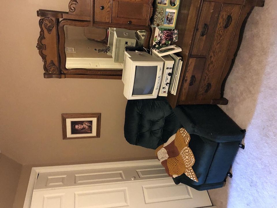 2nd image of 585 Saint Andrews Ct SE