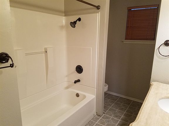 5th image of 905 Castle Heights Dr