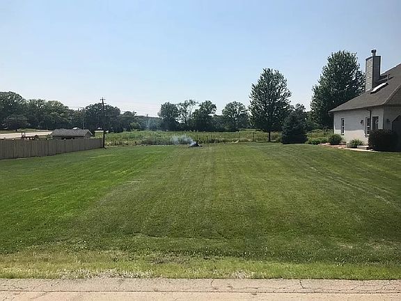4th image of 404 Old Orchard Ln W