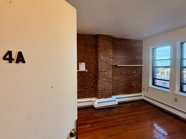 57 Charter St APT 4A, Boston, MA 02113