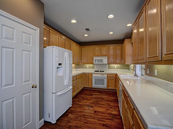 5th image of 755 Saint James Pl