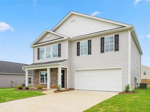 106 Preston Oaks Dr, King, NC 27021