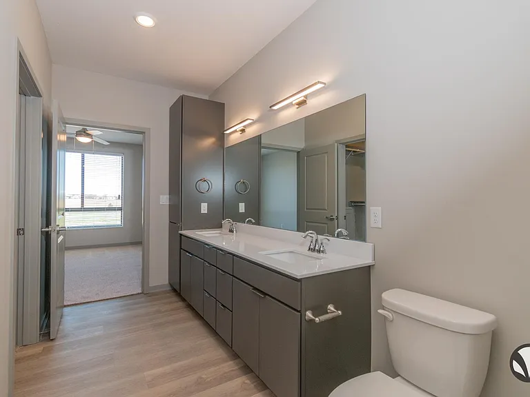 Chateau at Yankee Hill Apartments — Photo 63