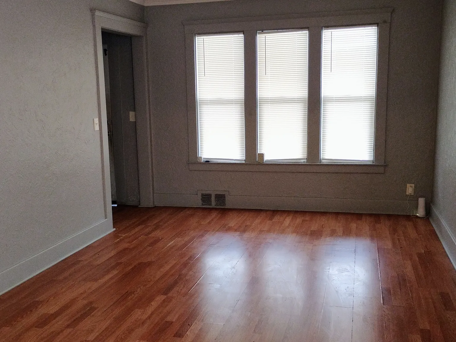 3 bed, 1100 sqft, $1,400 — Photo 2