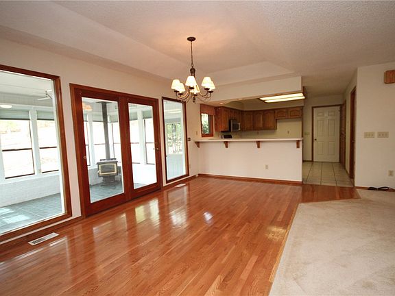 4th image of 6 N Basildon Dr
