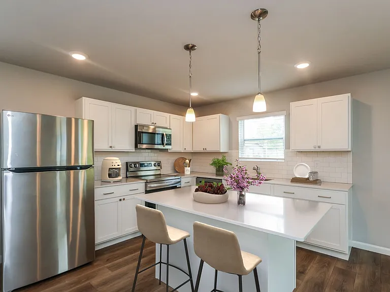 115 E Mason St — Photo 3