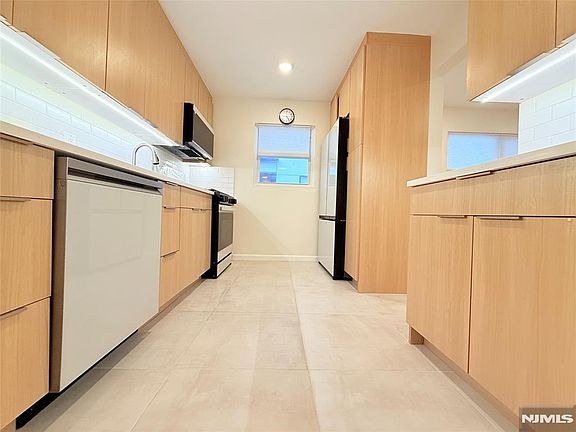 4th image of 234 Columbia Ave APT 11