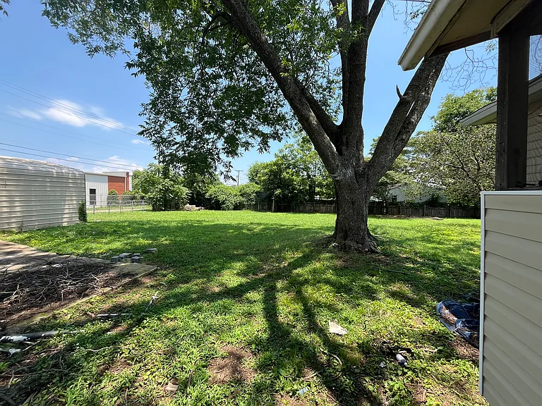 1024 Moulton St E — Photo 12