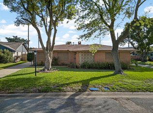 22 Willow Ln, Galveston, TX 77551