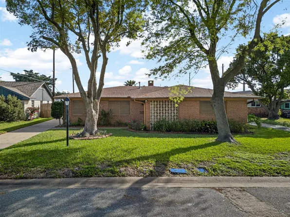 22 Willow Ln, Galveston, TX 77551