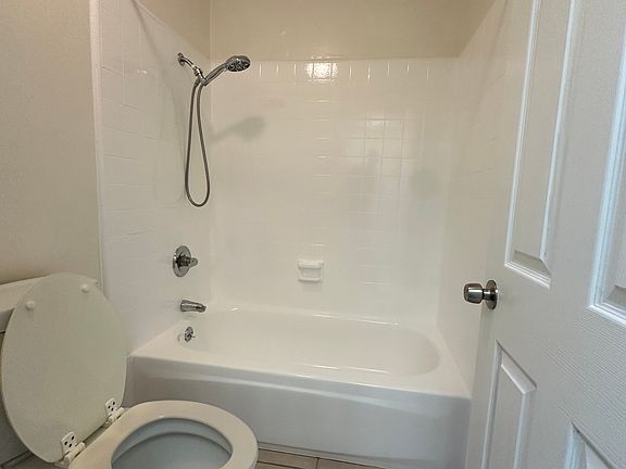 3rd image of 968 W 7th St #31