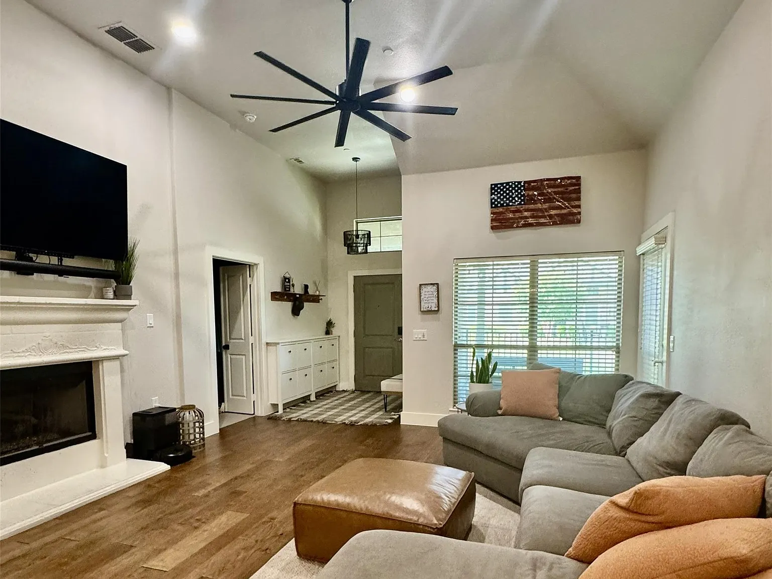 3 bed, 2206 sqft, $3,500 — Photo 4