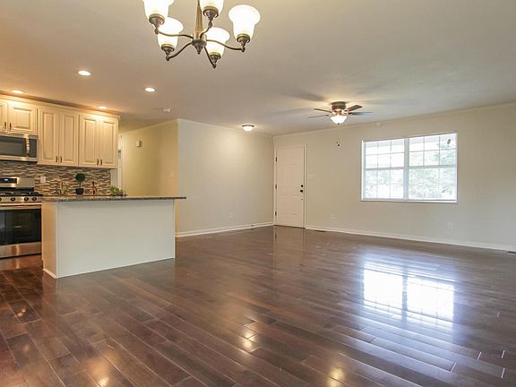 5th image of 501 Periwinkle Ln