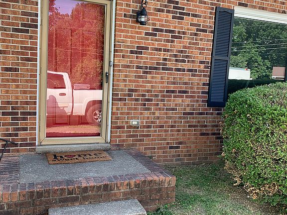 3rd image of 820 Bedford Dr