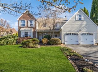 28 Crossing Dr, Flanders, NJ 07836