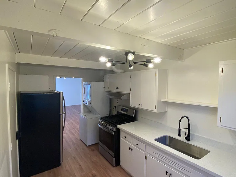 1182 Holmes Ct — Photo 1