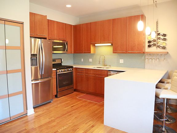2nd image of 2120 W Washington St #304