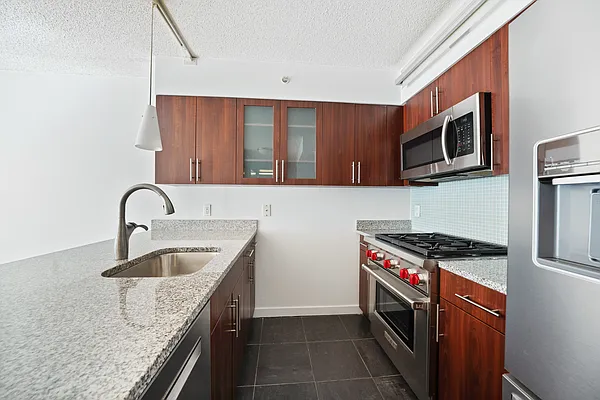 Rented by Hooli Homes New York Inc | media 9