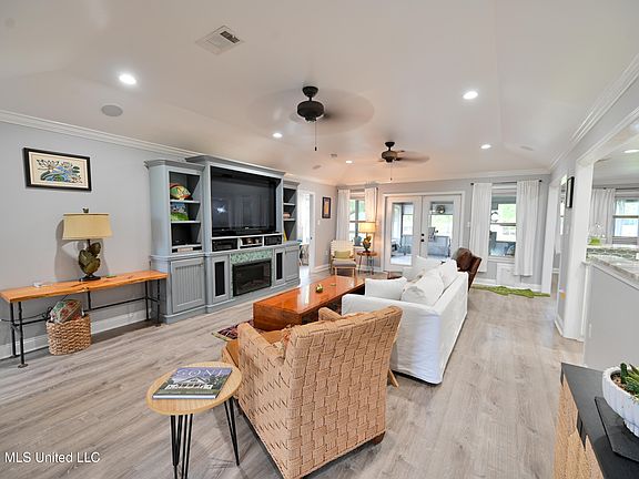 3rd image of 269 Lakeshore Dr