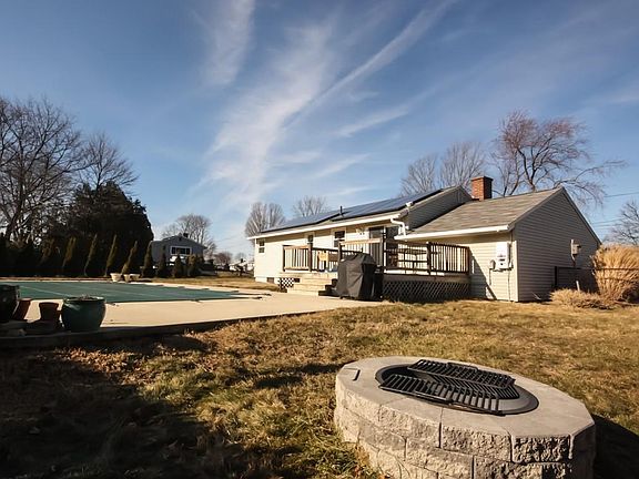 3rd image of 36 Crestwood Ln