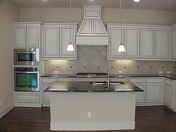 5th image of 908 Chapel Hill Ln
