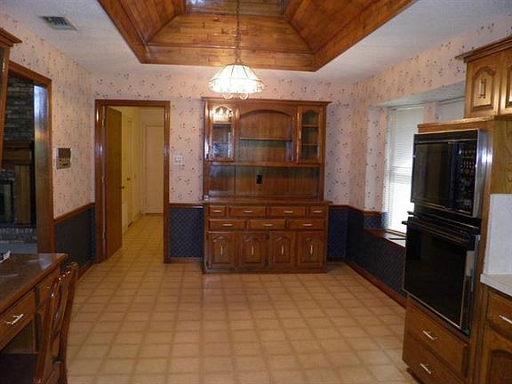 4th image of 1332 Carriage Creek Dr