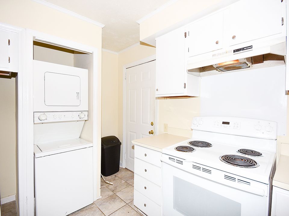 kitchen w/ stack W/Dryer