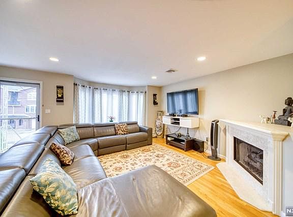 3rd image of 389 Nelson Ave