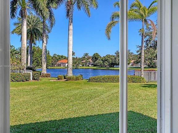 5th image of 819 SW Bromelia Ter