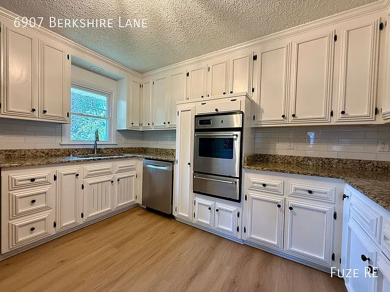 6907 Berkshire Ln — Photo 5