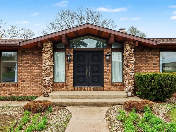 56585 Fairway Dr, Paw Paw, MI 49079