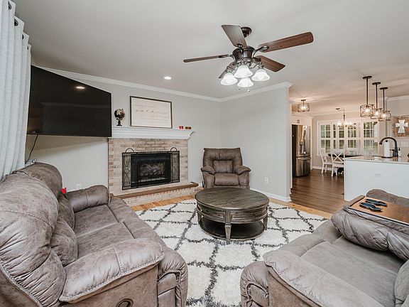 2nd image of 814 Timberlane Dr