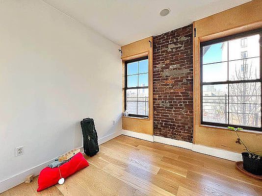 5th image of 578 Union St APT 2B