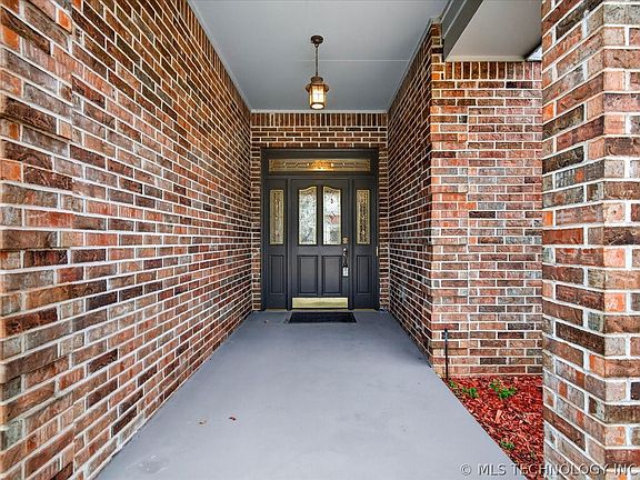 4th image of 2733 Montrose Dr