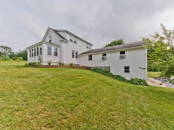 71 Pleasant St, Winthrop, ME 04364
