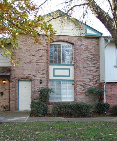 1st image of 3908 Oak Villa Cir