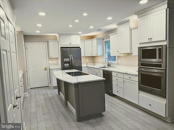 2nd image of 104 Fox Run Ln